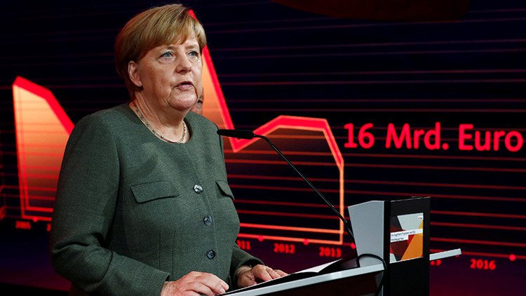 "Traidora": Merkel fue abucheada en un acto de campaña