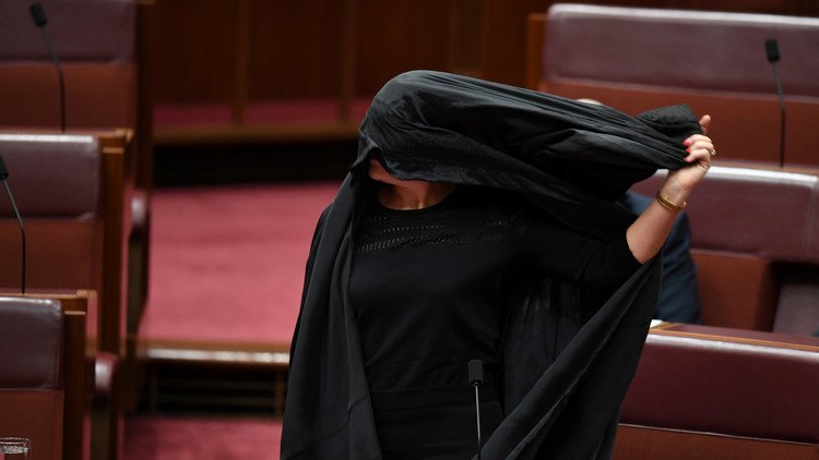 Sorpresa en el Senado australiano: ¿Por qué ingresó una mujer con burka en el pleno? (FOTOS, VIDEO)