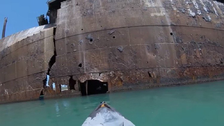 Fantasmagórica expedición en kayak por un barco abandonado