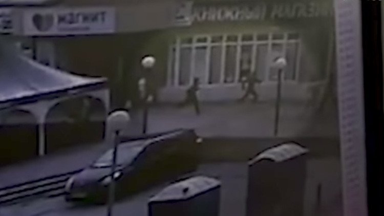 Video: Momento del ataque de un hombre armado con cuchillo contra transeúntes en Rusia