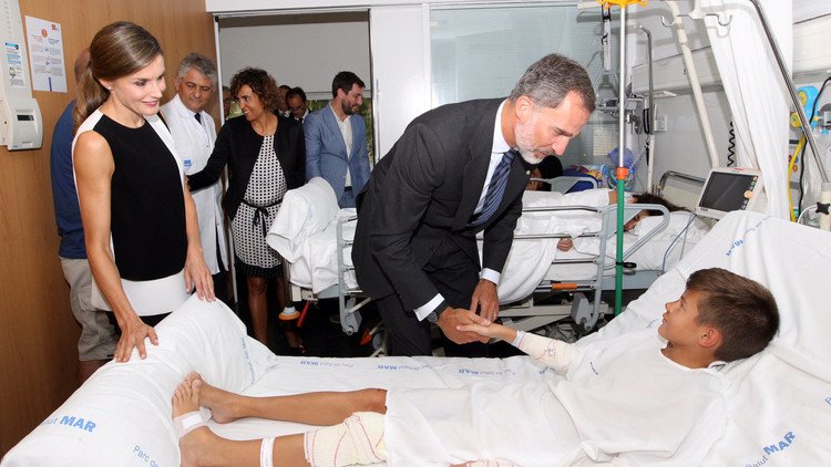 "No tenim por": Felipe VI y la reina Letizia visitan a los heridos del atentado en Barcelona (VIDEO)