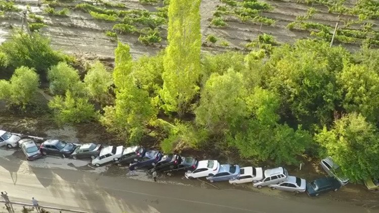 VIDEO: Torrencial lluvia provoca efecto dominó con decenas de coches en un popular balneario ruso