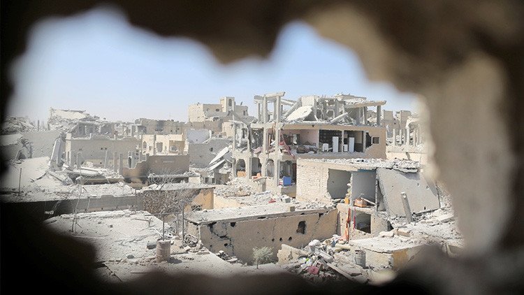 Reportan que la coalición de EE.UU. bombardea posiciones del Ejército sirio cerca de Raqa
