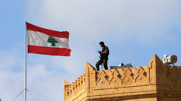 FOTO: Ejército libanés alza bandera española tras victoria ante el EI por las víctimas en Cataluña