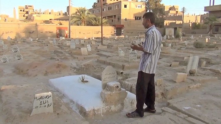 Tumbas donde antes había columpios: Los tétricos efectos del asedio del EI sobre Deir ez Zor (VIDEO)