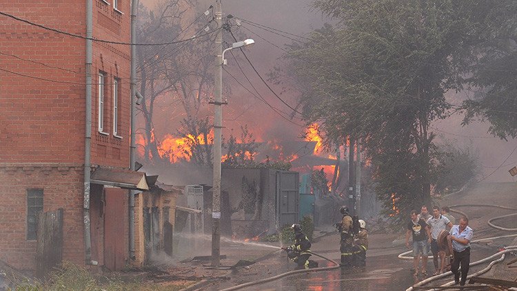 Decenas de casas afectadas: Más de 45 heridos por un fuerte incendio en Rusia