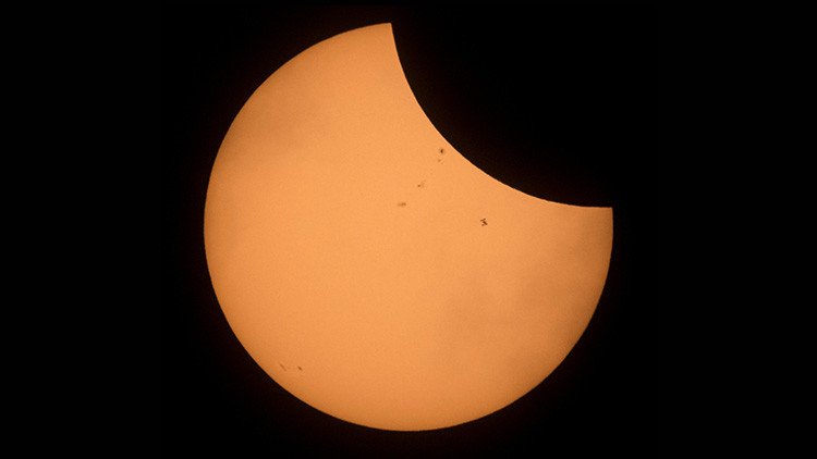 FOTO ÚNICA: La EEI se recorta sobre el eclipse solar del siglo