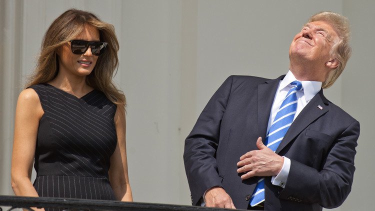 VIDEO, FOTOS: Ignorando advertencias, Trump observó el eclipse solar sin gafas
