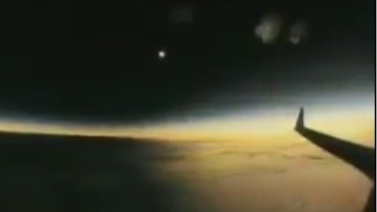 El impresionante 'eclipse solar total americano' visto desde un avión 
