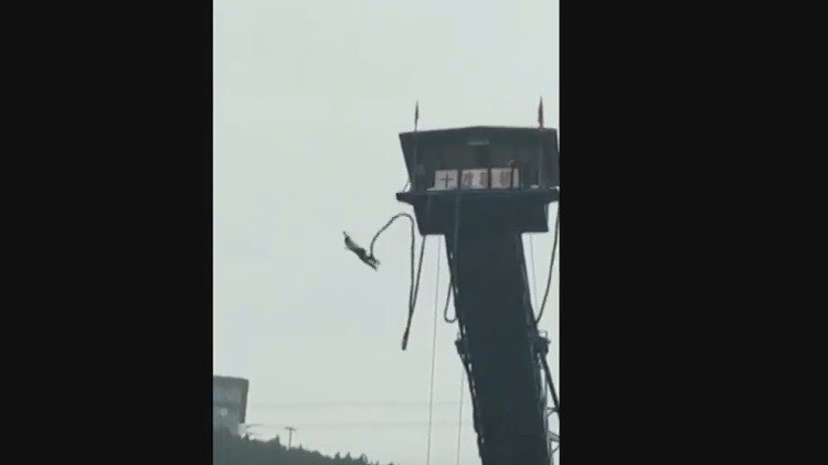 Sufre un terrible accidente al hacer 'bungee' desde una plataforma
