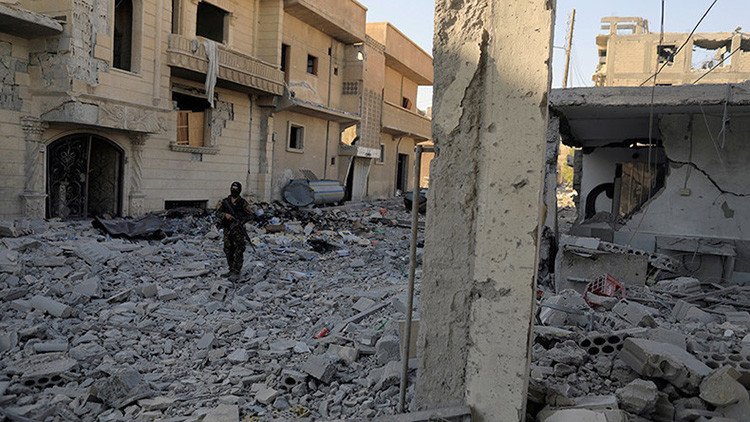 Civiles en Raqa, atrapados entre el  'fuego cruzado' del EI y la coalición liderada por EE.UU.