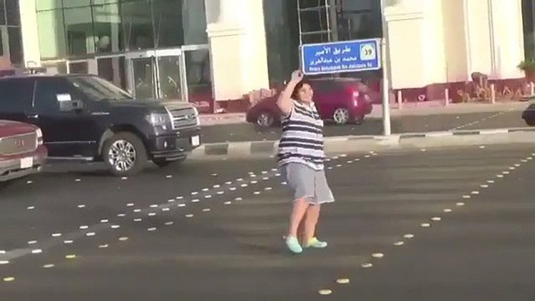 Arabia Saudita: Detienen a un joven de 14 años por bailar 'Macarena' en plena calle (Video)