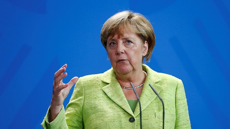 Merkel critica el lema de Trump 'América primero': "perjudicará a EE.UU."