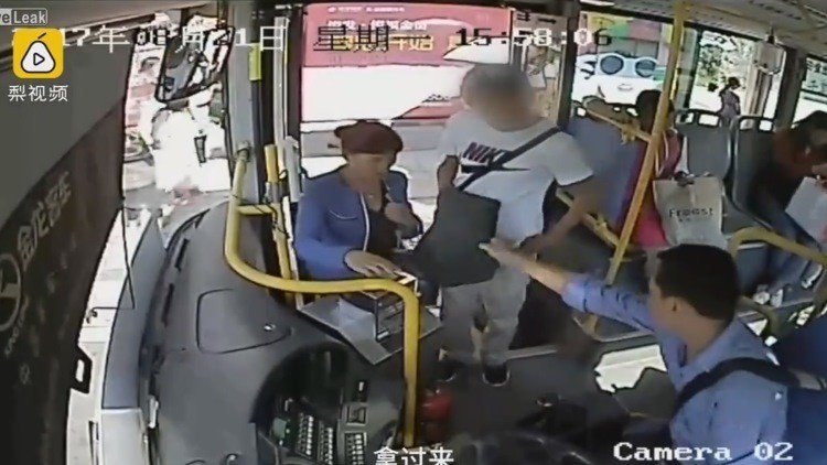 Intenta robar un teléfono en el autobús pero el conductor lo impide 