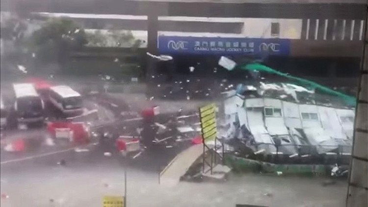 VIDEOS: Un fuerte tifón deja muertos y siembra la destrucción a su paso por China (18+)