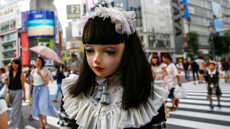 ¿Una muñeca de carne y hueso?: La escalofriante moda de Japón que hechiza a los transeúntes