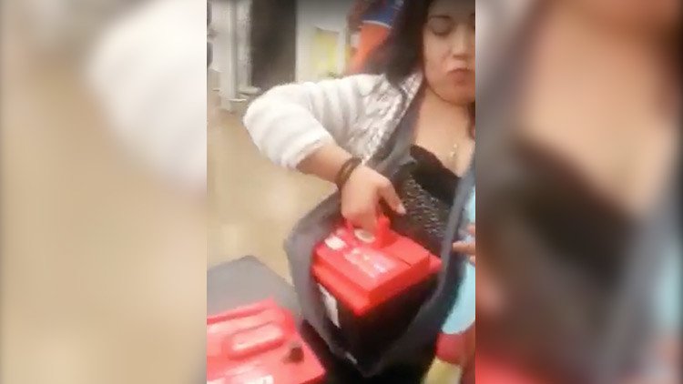 Una mexicana utiliza a su bebé para robar dos baterías de automóvil en un centro comercial (VIDEO)