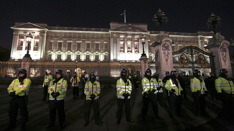 Un hombre ataca a policías con un cuchillo cerca del Palacio de Buckingham