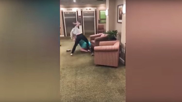 VIDEO: Una mujer se convierte en heroína de la Red por golpear a otra que profirió insultos racistas