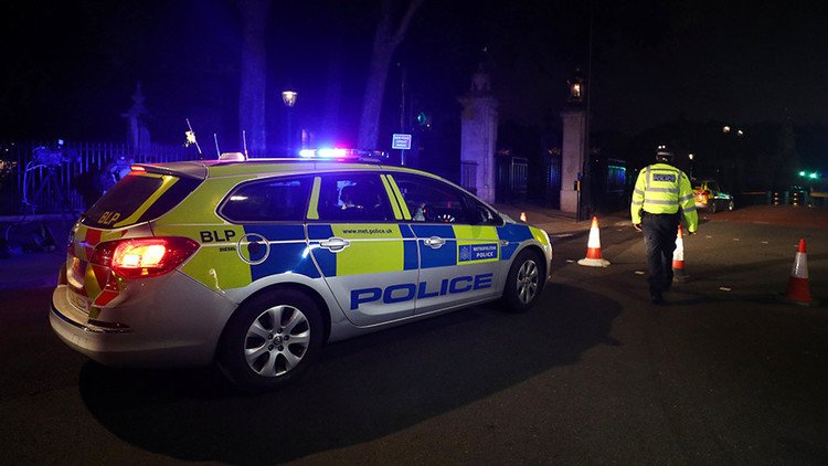 El atacante arrestado ante el Palacio de Buckingham llevaba una espada y gritaba "Allahu Akbar"