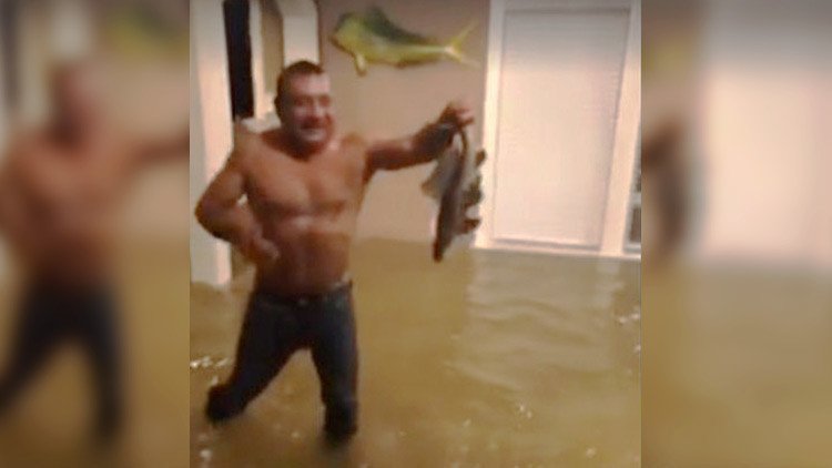 Un hombre captura un pez en su casa de Houston tras el paso del huracán Harvey