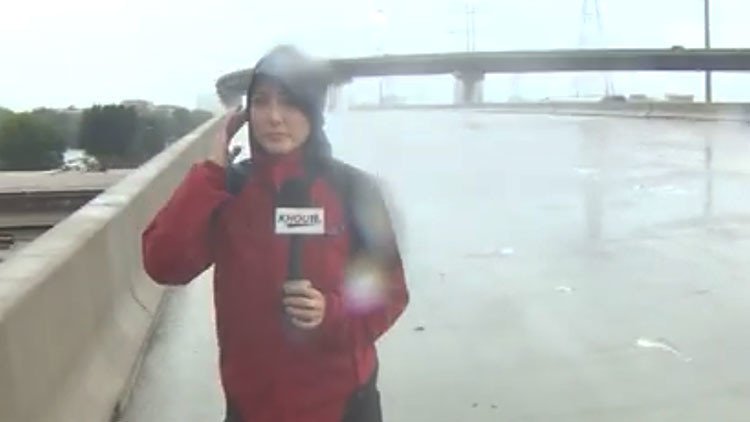 VIDEO: Una reportera salva la vida de un hombre mientras cubría el huracán Harvey