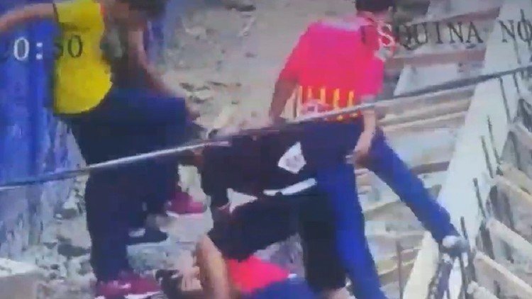 FUERTE VIDEO: Brutal agresión grupal con patadas y piedras a un hincha del equipo rival    