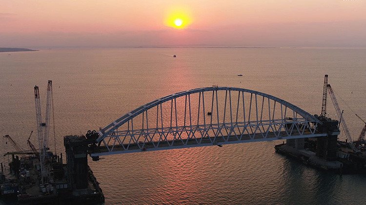Video: El enorme arco de vía férrea del puente de Crimea se eleva a la altura proyectada