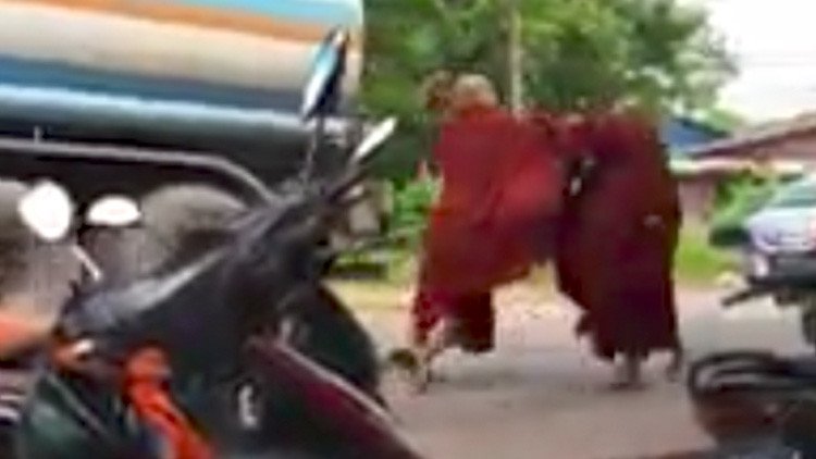 Video: Un monje ajusta cuentas con un compañero a paraguazos en Birmania