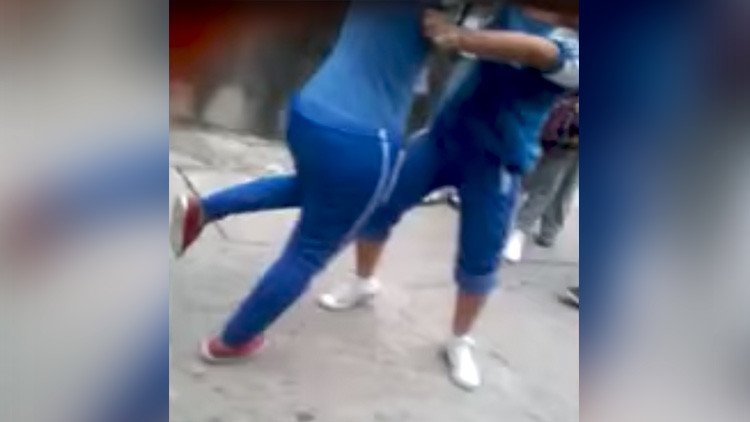 México: Pelea entre dos estudiantes de secundaria acaba con una adolescente en convulsiones (VIDEO)