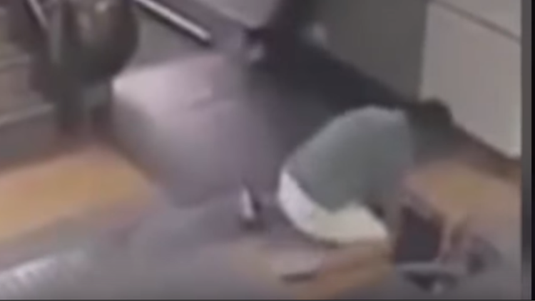 El suelo 'se traga' a una mujer china que iba a subir a una escalera mecánica