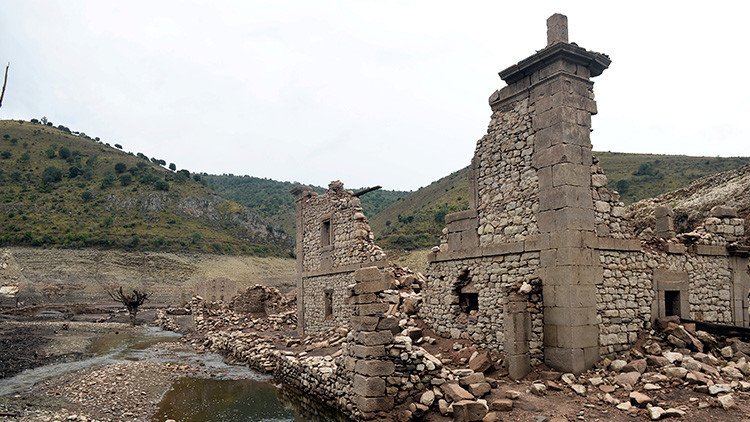 Fotos: Un viejo pueblo español emerge de las aguas tras casi 60 años
