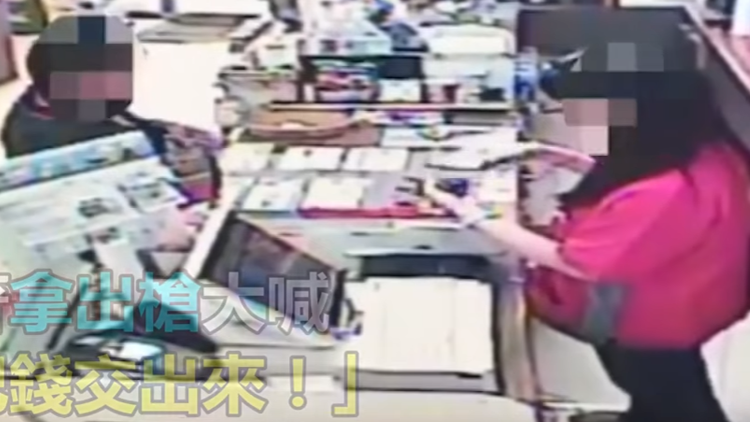 Intenta asaltar una tienda sin saber quién estaba tras el mostrador: La cajera más rápida del mundo