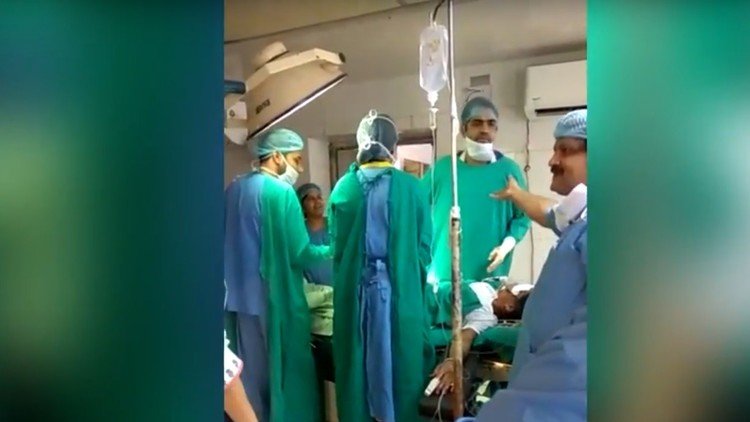 VIDEO CHOCANTE: Un bebé muere en plena cesárea mientras dos médicos discuten entre ellos