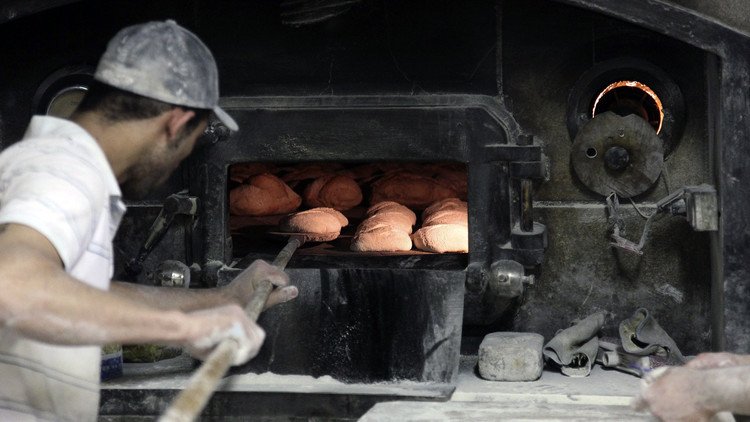 Panaderos mexicanos atrapados durante dos días hornean cientos de panes para las víctimas de Harvey