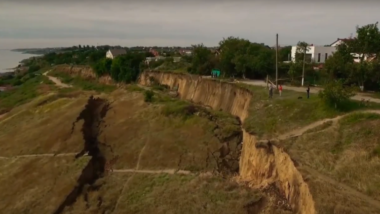 Una calle entera es engullida por un precipicio en la costa de Ucrania (VIDEO)