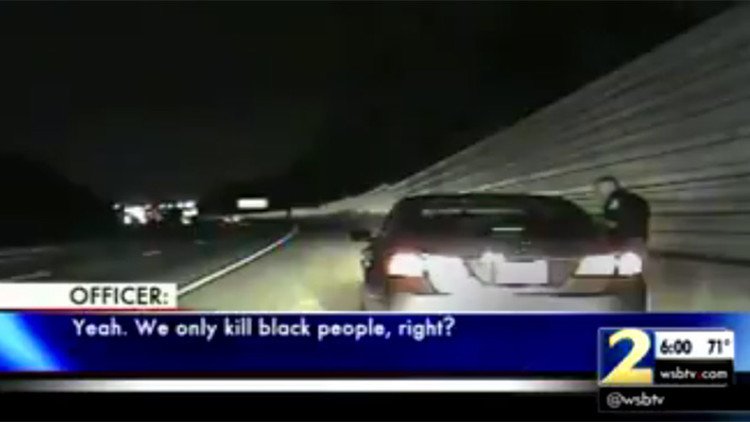 "Solo matamos a personas negras": Suspenden a un policía por asustar a una conductora (VIDEO)