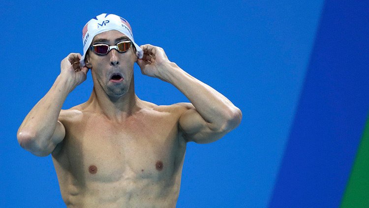 Michael Phelps 'trolea' a McGregor y lo desafía en la piscina