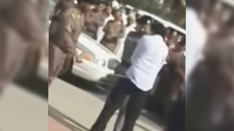 Esposa del saudita condenado a 1.000 latigazos publica video de la flagelación y pide su liberación