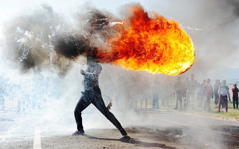 Освоение территории и нехватка жилья привели к ожесточенным протестам в г. Грабу недалеко от Кейптауна. В ходе стычек с полицией жители устроили пожар в Департаменте дорожного движения и блокировали магистраль. 