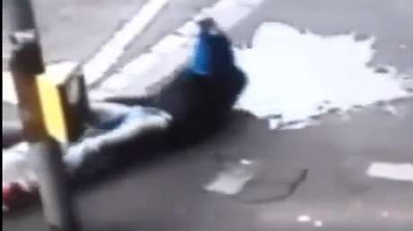 Se pega un trompazo y derrama una botella de leche por mirar embobado a una mujer 