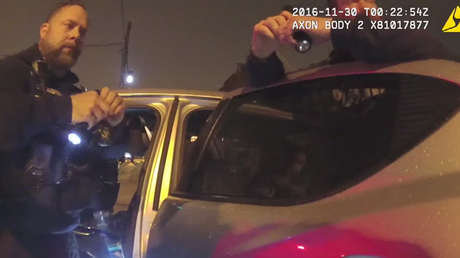 VIDEO: Policías de EE.UU. 'plantan' drogas en un coche para incriminar a una persona