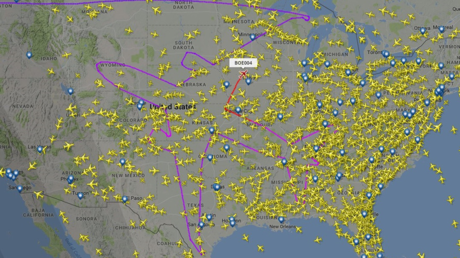 Un Boeing Dreamliner se dibuja a sí mismo en el cielo de EE.UU.