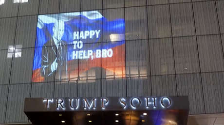 "¡Feliz de ayudarte, hermano!": Proyectan una imagen de Putin en un hotel de Trump en Nueva York