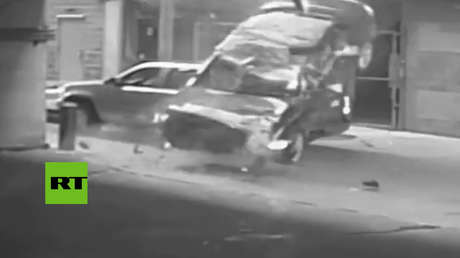 Un auto cae desde una altura de 7 pisos y está a punto de impactar en otro