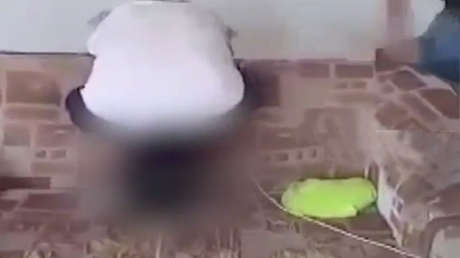 "Contento por haber educado": Un boliviano amarra y golpea a su hijo ebrio y lo graba (FUERTE VIDEO)