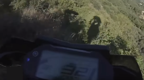 Motorista cae brutalmente por un barranco, queda inconsciente  y al despertar teme lo peor 