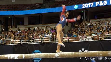 Gimnasta improvisa una pirueta para no perder el equilibrio y caer