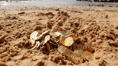 Halla monedas antiguas en el fondo marino, se las lleva y termina preso