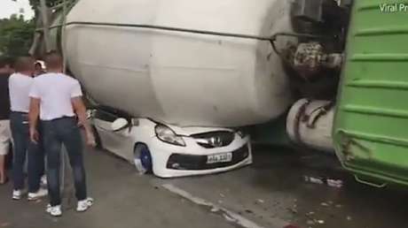 El terrible momento en que una hormigonera fuera de control aplasta un coche con cinco personas